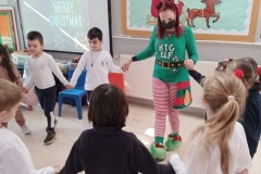 Santas-elves-10