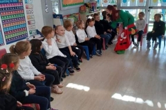 Santas-elves-4