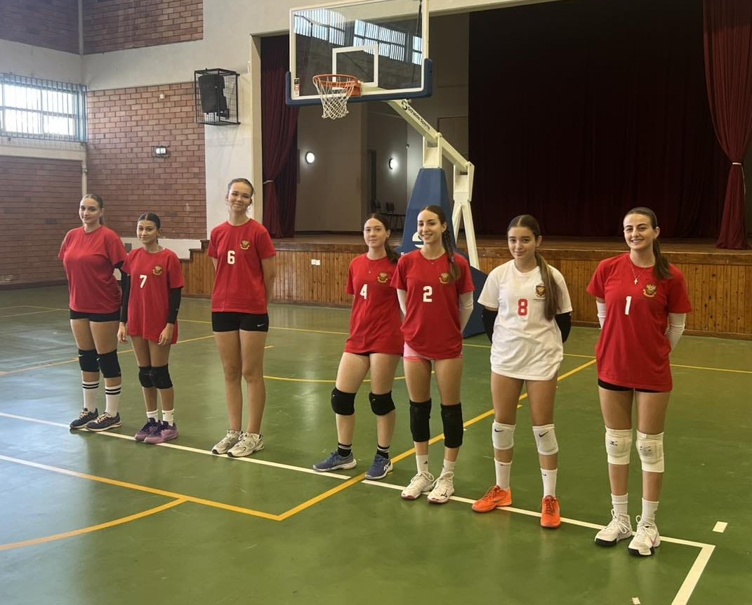 school girls' volleyball team